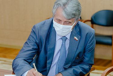 Парламент работает в режиме жесткого регламента 